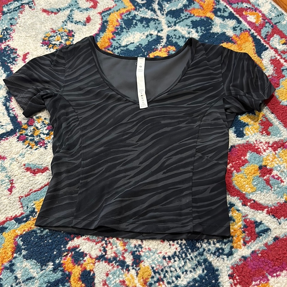 Lululemon Nulu cropped tee